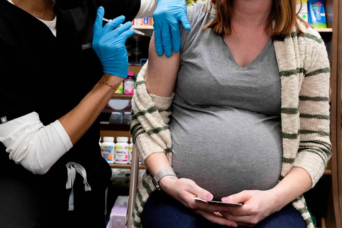 Mulher gestante é vacinada contra a Covid-19 Mulher gestante é vacinada contra a Covid-19