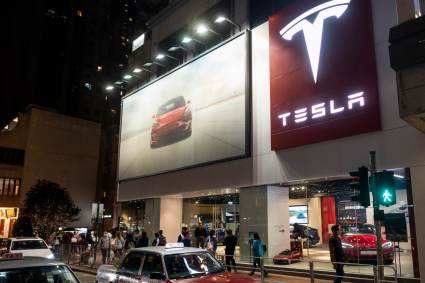 Concessionária Tesla em Hong Kong; vendas da companhia na China estão em queda
