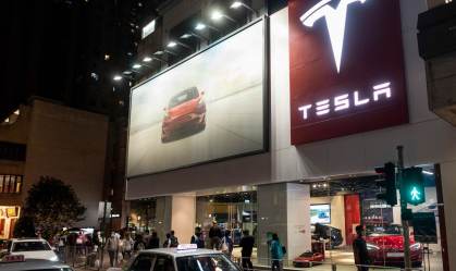 Concessionária Tesla em Hong Kong; vendas da companhia na China estão em queda