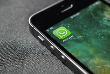 Celular com o aplicativo WhatsApp