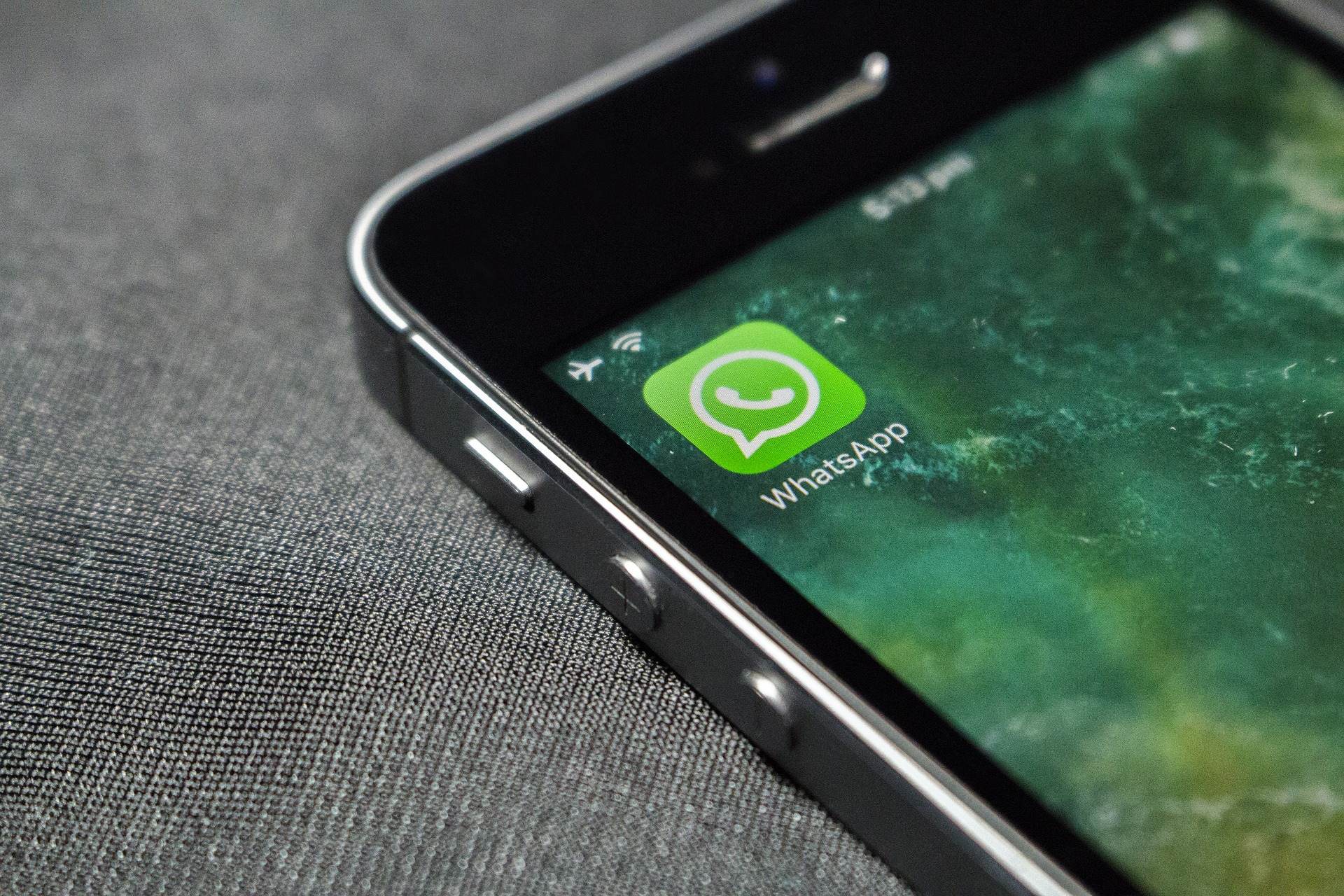 Celular com o aplicativo WhatsApp