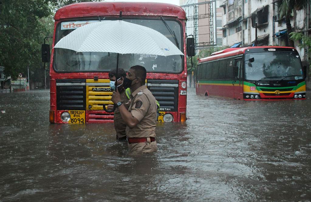 Policiais em ruas alagadas de Mumbai Policiais em ruas alagadas de Mumbai