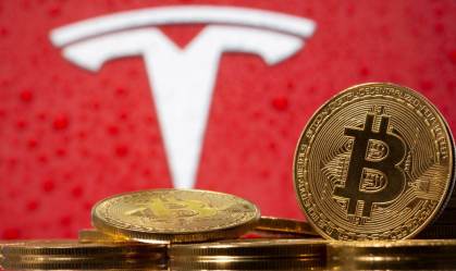 Representação da moeda virtual bitcoin, com logotipo da Tesla ao fundo