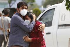 Mulher chora a morte de um parente vítima da Covid-19 - Cidade do México, México