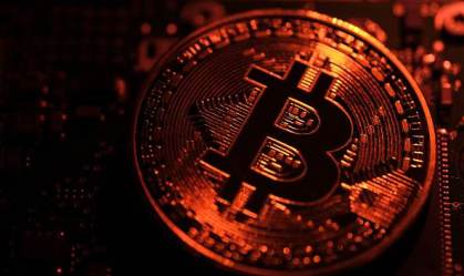 Bitcoin cai mais de 4% e se aproxima da menor cotação desde outubro