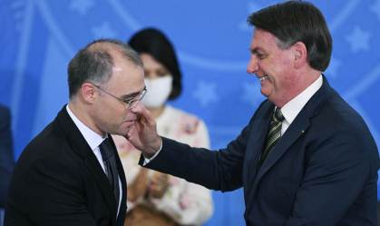 Jair Bolsonaro abraça André Mendonça