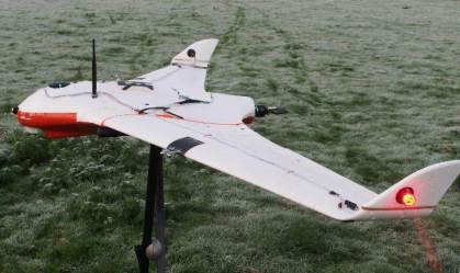 Pequena aeronave que realiza descargas elétricas nas nuvens