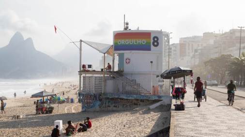 Posto 8, em Ipanema, estampa a palavra “Orgulho” junto das cores da bandeira da 