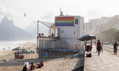 Posto 8, em Ipanema, estampa a palavra “Orgulho” junto das cores da bandeira da 