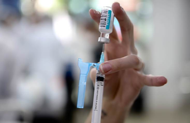Profissional prepara aplicação de vacina da AstraZeneca contra Covid-19 em Belo Horizonte (MG) / ESTADÃO CONTEÚDO