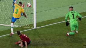 No lance mais perigoso da Espanha no 1º tempo, Diego Carlos salvou em cima da linha uma chance clara de gol