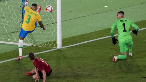 No lance mais perigoso da Espanha no 1º tempo, Diego Carlos salvou em cima da linha uma chance clara de gol