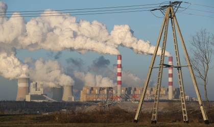 Vapor e a fumaça saem da Usina Elétrica de Belchatow, na Polônia