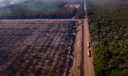 Área da Floresta Amazônica queimada às margens da BR-163 no Pará