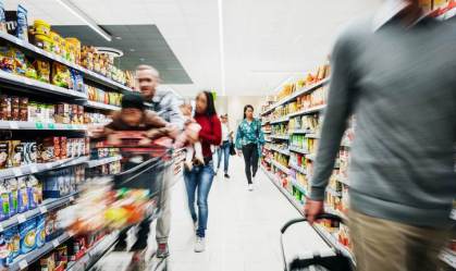 Pessoas fazem compras em supermercado