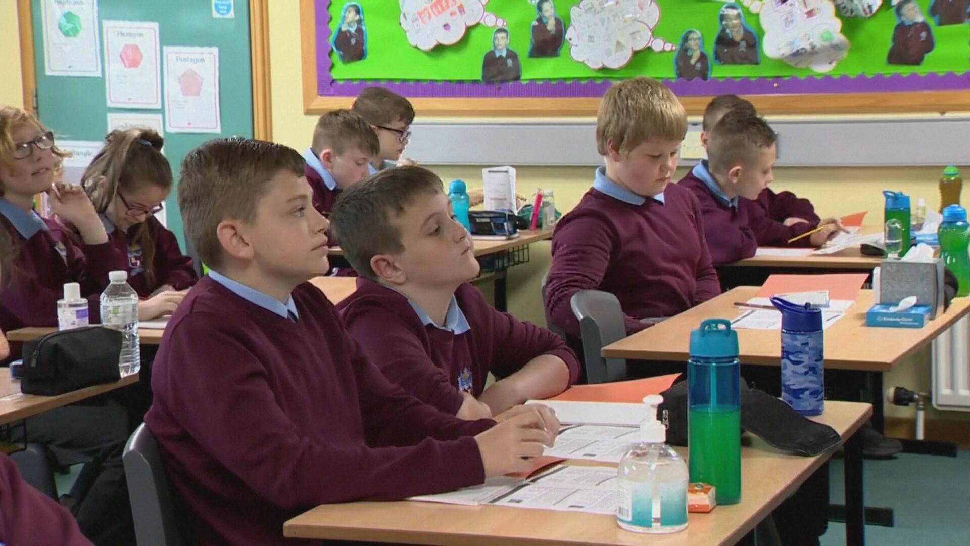 Reino Unido alerta para infecções da variante originária da Índia em escolas Reino Unido alerta para infecções da variante originária da Índia em escolas