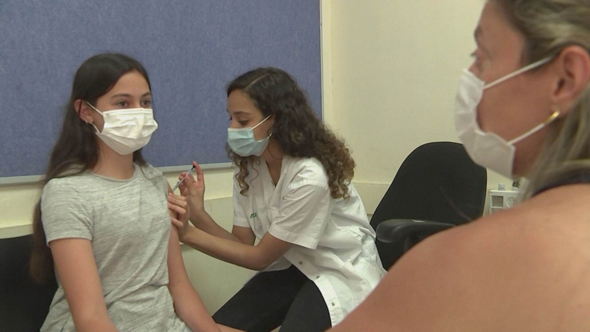 Israel começa a vacinar adolescentes entre 12 e 15 anos contra Covid-19 Israel começa a vacinar adolescentes entre 12 e 15 anos contra Covid-19