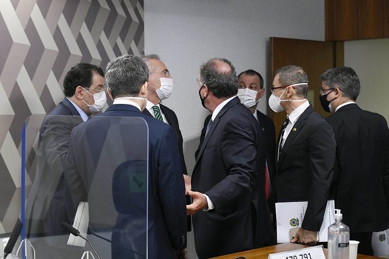 Senadores conversam durante CPI da Pandemia
