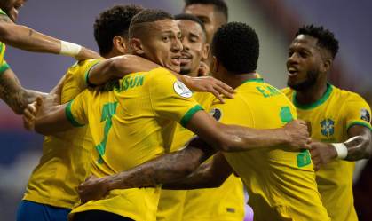Jogadores se abraçam para comemorar gol de Marquinhos