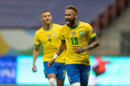 Neymar sorri após marcar gol na Copa América