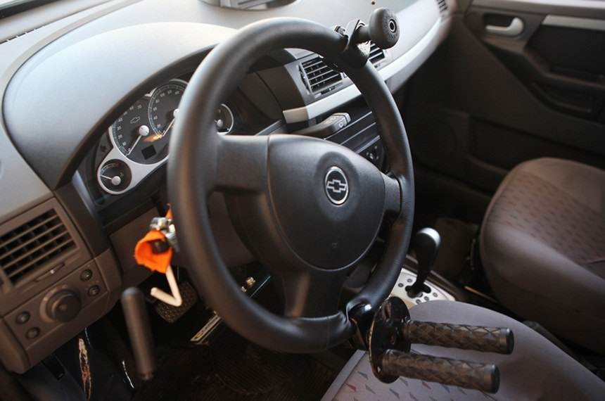 Carro adaptado para condução por pessoa com deficiência Carro adaptado para condução por pessoa com deficiência