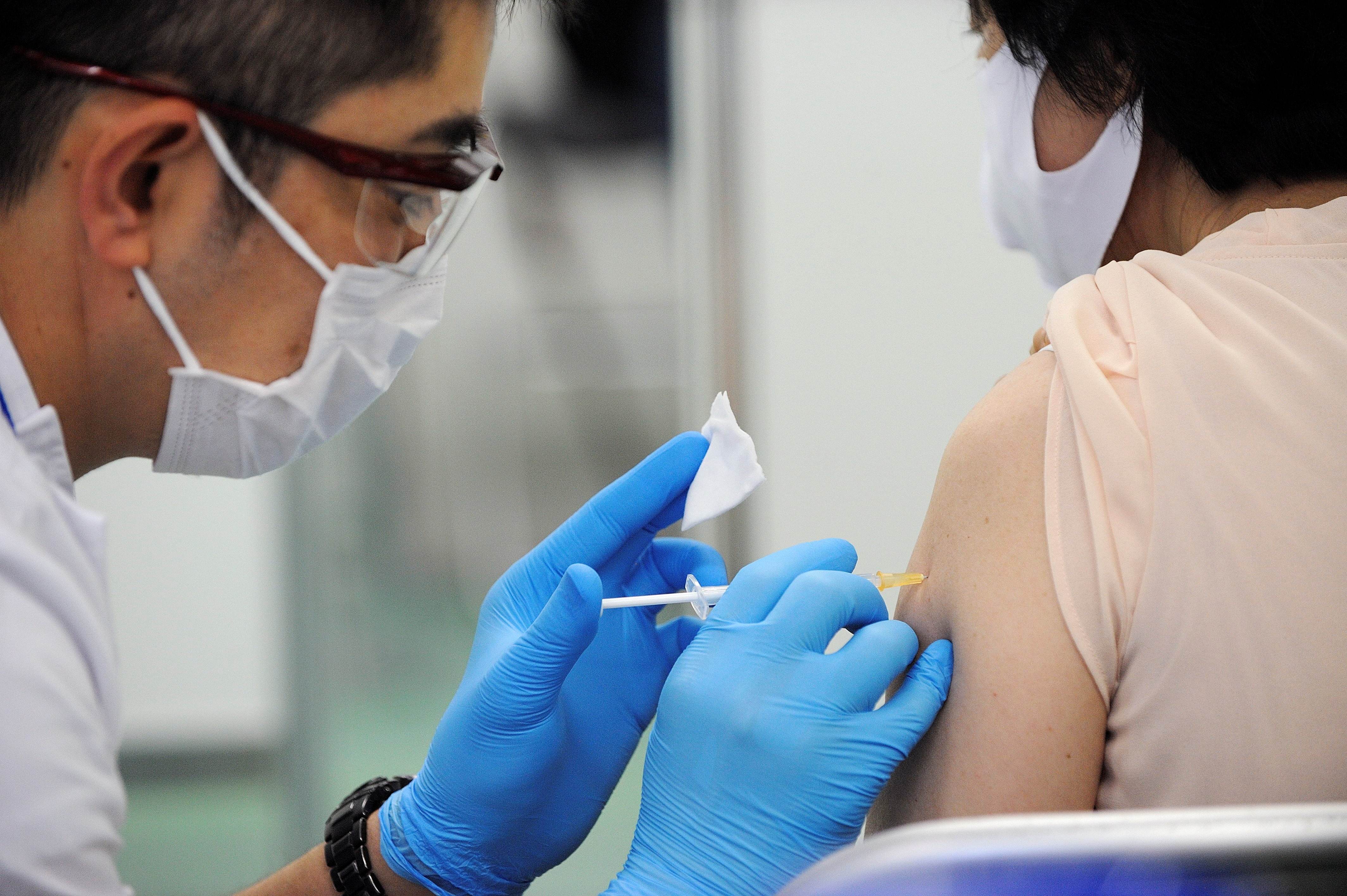 Aplicação de vacina contra Covid-19 em Tóquio, Japão Aplicação de vacina contra Covid-19 em Tóquio, Japão