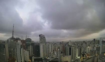 Frente fria chega à cidade de SP e temperatura pode cair nos próximos dias