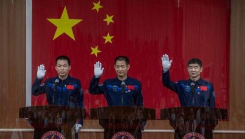 Astronautas de missão espacial da China