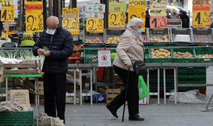 Mercado local em Nice, França (Europa). 2021