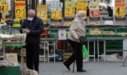 Mercado local em Nice, França (Europa). 2021