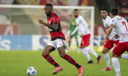 Gerson durante partida Flamengo x Red Bull Bragantino realizada no Maracanã pelo