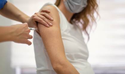 Combinação de vacinas contra a Covid-19 deve ser estudada, diz pesquisadora