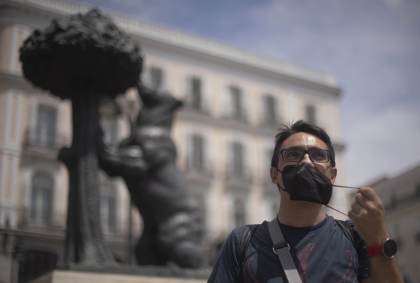 Homem tira máscara em Madrid, na Espanha