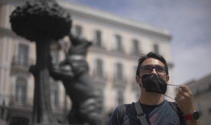 Homens contraem e transmitem mais Covid-19 do que as mulheres, diz estudo