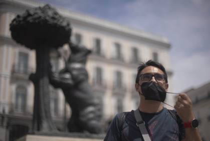 Homem tira máscara em Madrid, na Espanha