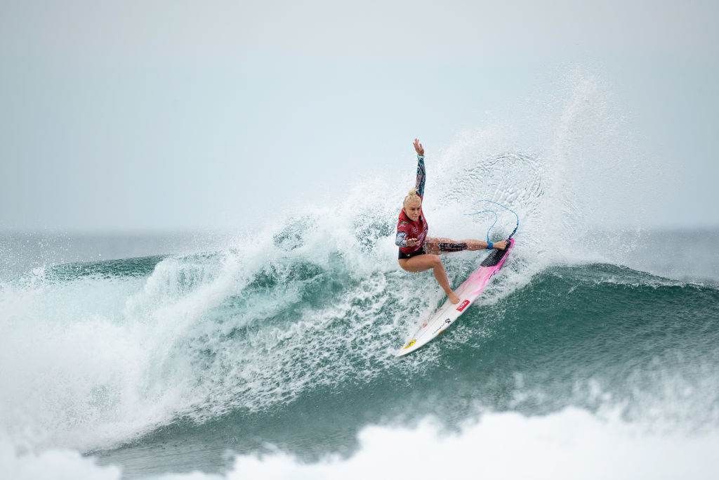 As surfistas Tatiana Weston-Webb e Silvana Lima, no feminino, garantiram vaga pa As surfistas Tatiana Weston-Webb e Silvana Lima, no feminino, garantiram vaga pa