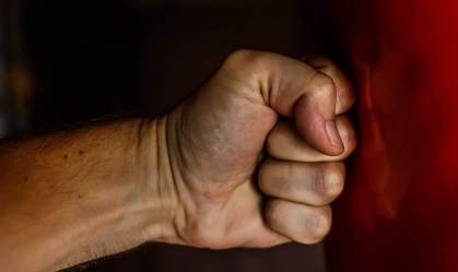 Homem dá soco; violência doméstica aumenta em SP em março de 2020