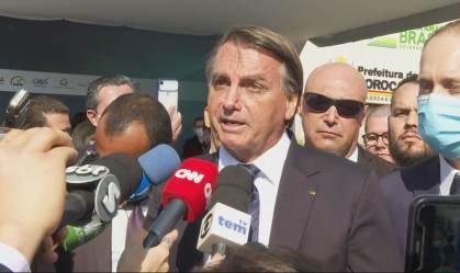 Presidente Jair Bolsonaro (sem partido) fala com jornalistas em Sorocaba (SP)