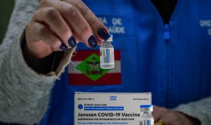 Profissional de Saúde segura uma dose da vacina da Janssen
