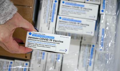 Caixas contendo doses de vacina da Janssen