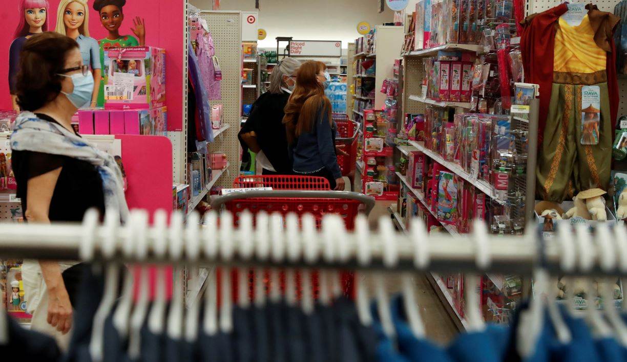 Consumidores fazem compras em loja Target de Nova York