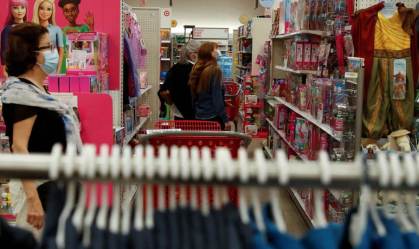 Consumidores fazem compras em loja Target de Nova York