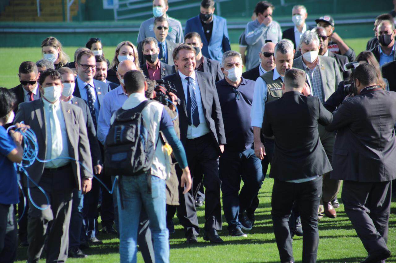 O presidente Jair Bolsonaro (C) visita a Arena Condá, em Santa Catarina O presidente Jair Bolsonaro (C) visita a Arena Condá, em Santa Catarina