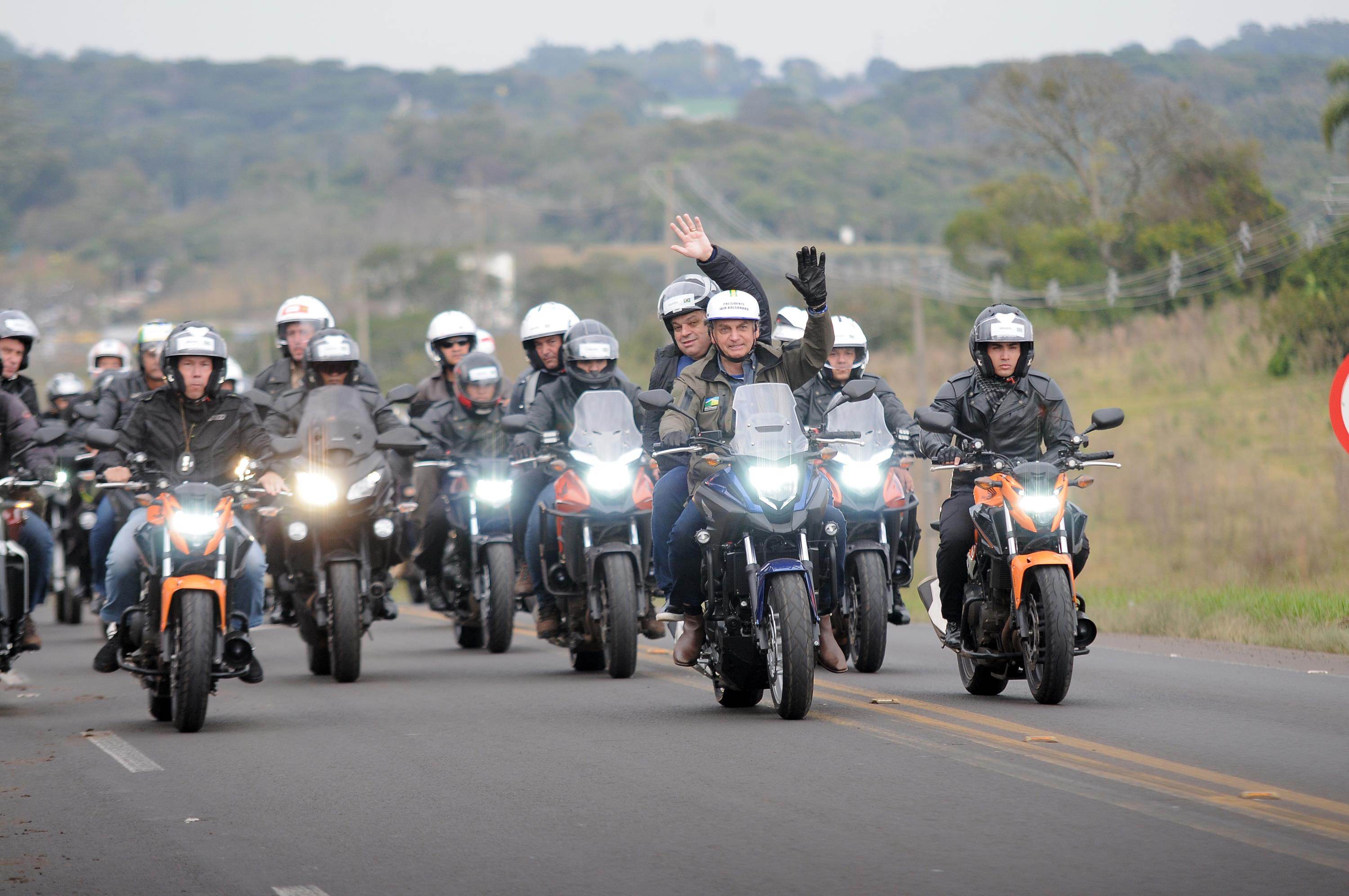 Bolsonaro participa de passeio de moto com apoiadores em Chapecó, SC Bolsonaro participa de passeio de moto com apoiadores em Chapecó, SC