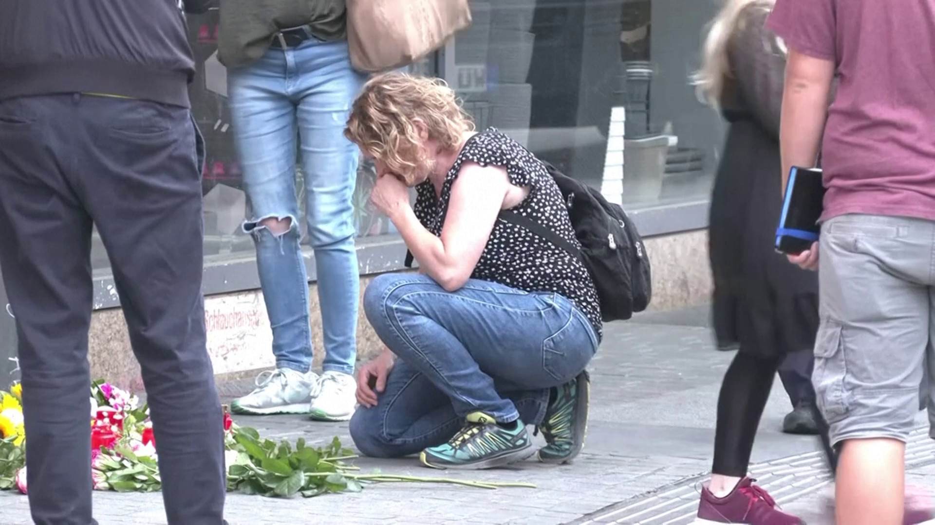 Alemã deposita flor em homenagem a mulheres mortas em ataque em Wuerzberg