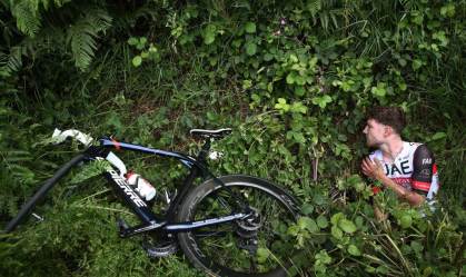 Espectador segurando cartaz gera acidentes no Tour de France de 2021; veja fotos