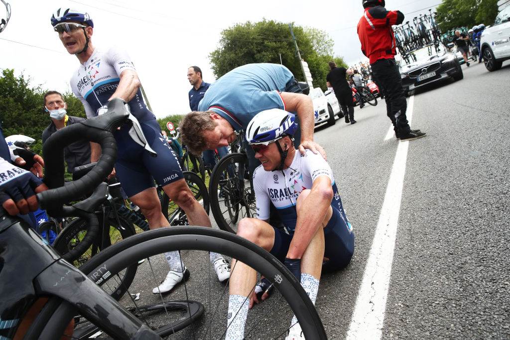 Os atletas André Greipel e Chris Froome depois de acidente durante o Tour de Fra Os atletas André Greipel e Chris Froome depois de acidente durante o Tour de Fra