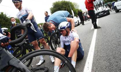 Os atletas André Greipel e Chris Froome depois de acidente durante o Tour de Fra