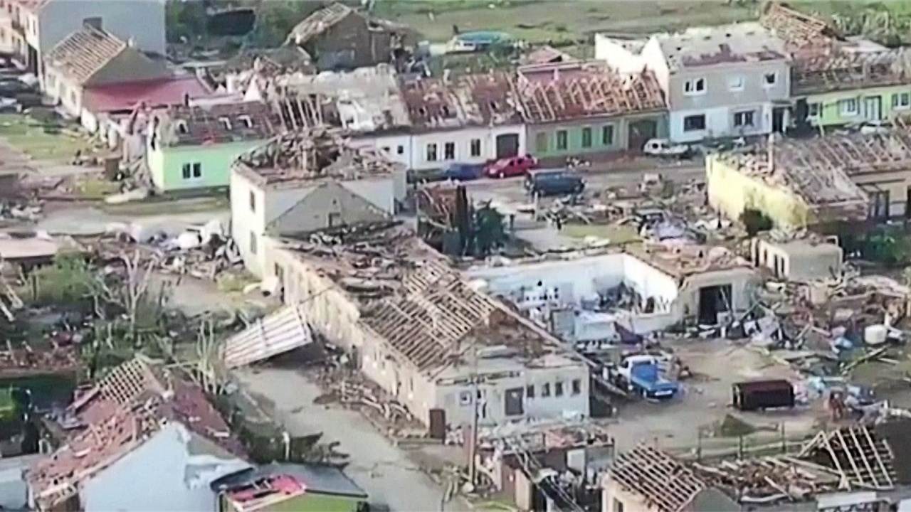 Tornado raro deixou rastro de devastação e mortes na República Tcheca Tornado raro deixou rastro de devastação e mortes na República Tcheca