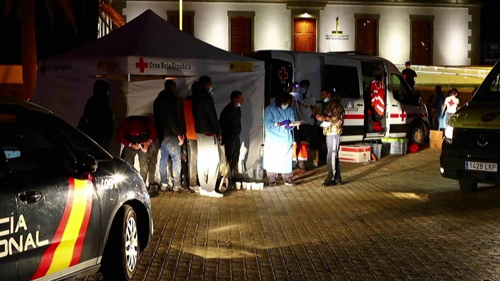 Retirados do mar, imigrantes recebem ajuda da Cruz Vermelha nas Ilhas Canárias